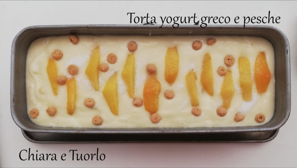 Torta yogurt greco e pesche pronta per essere infornata