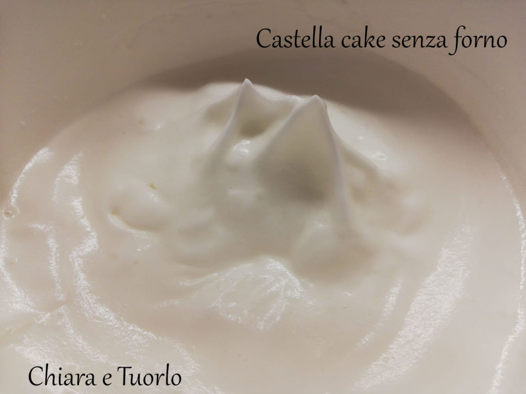 Albumi per la Castella cake montati con lo zucchero
