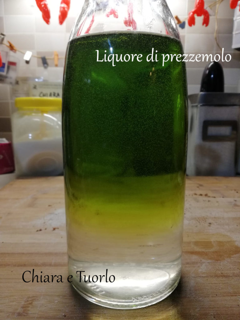 Liquore dopo unione alcool e sciroppo di zucchero: è di due colori, sopra verde e sotto trasparente