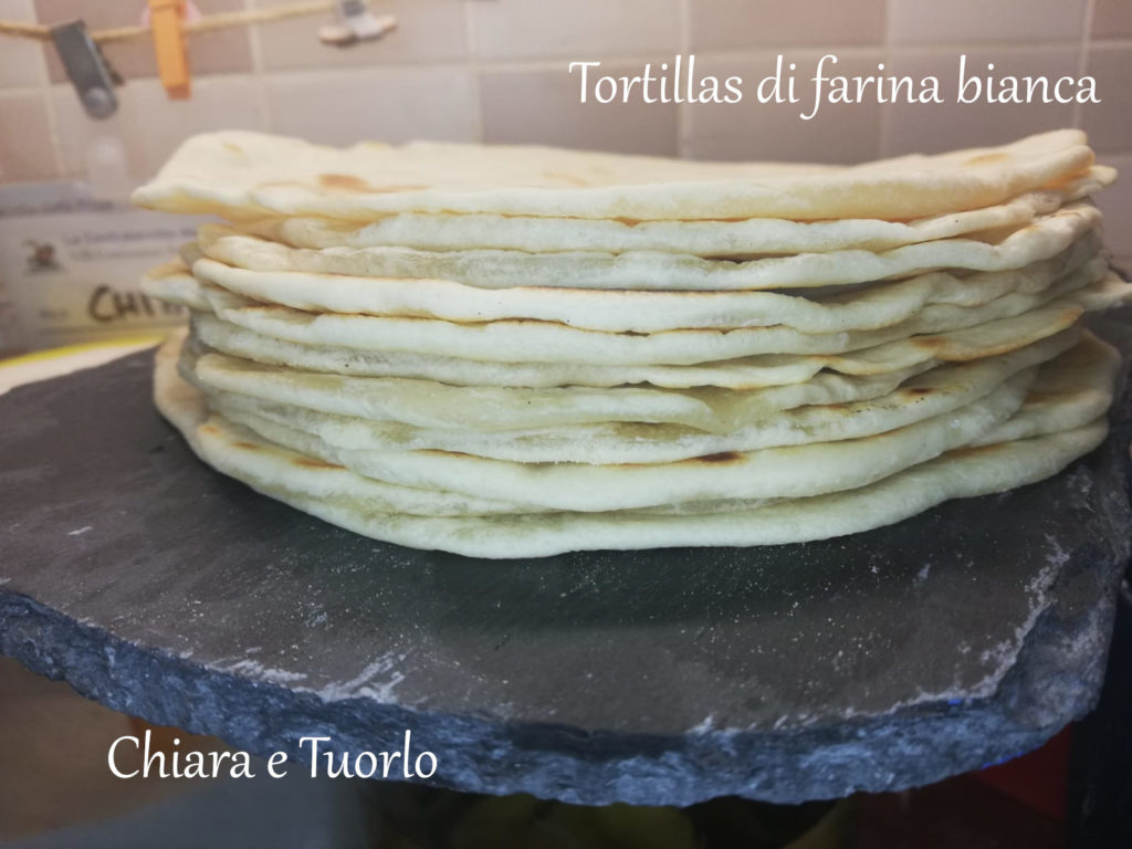 Pila di Tortillas di farina bianca