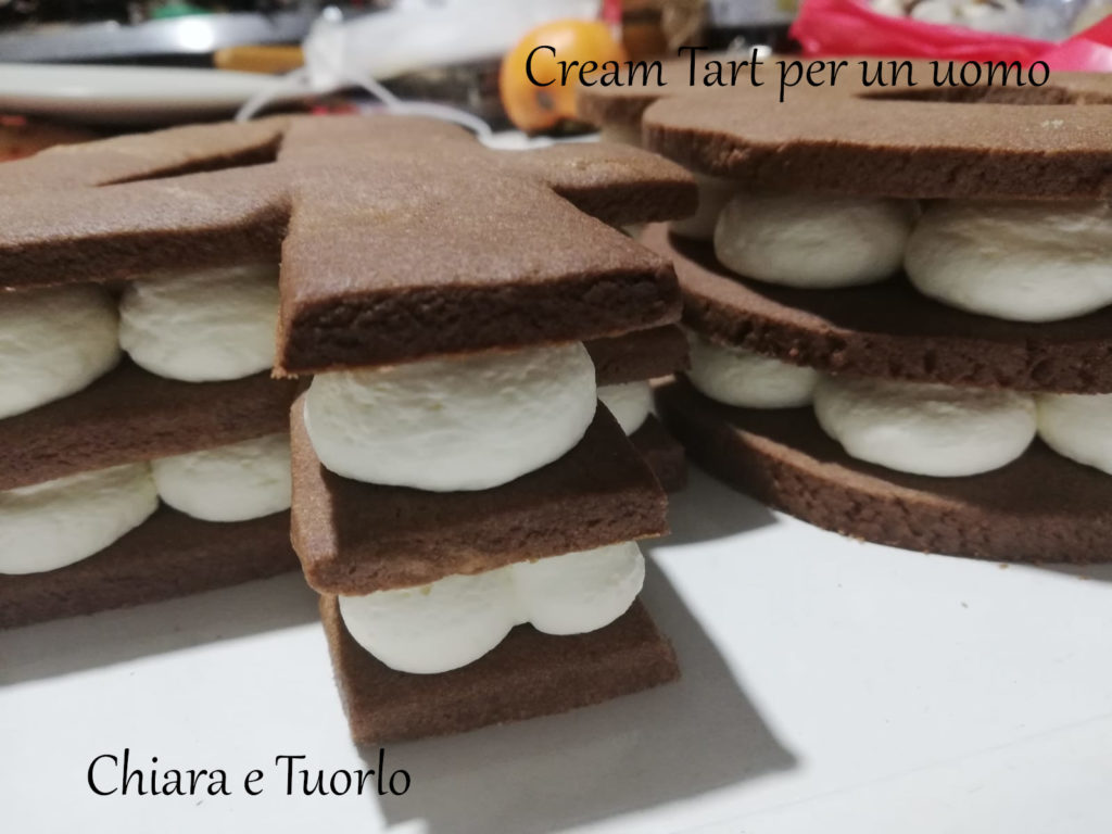 Cream tart per un uomo in costruzione: due strati di farcitura