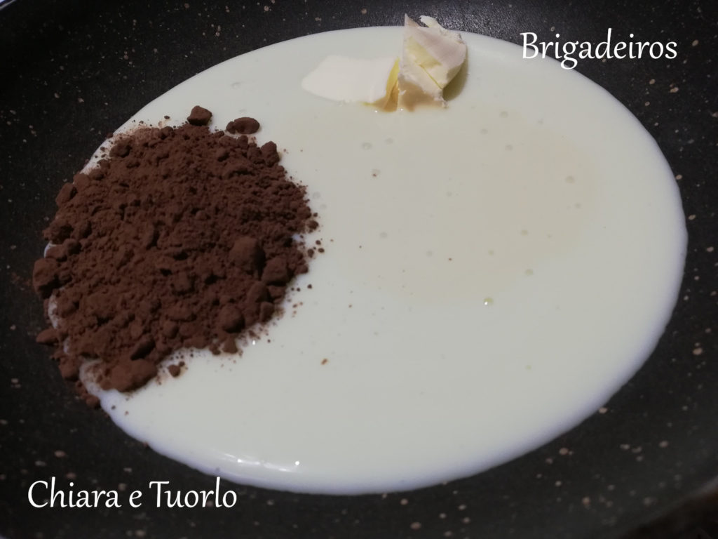 Gli ingredienti per preparare i brigadeiros pronti nella padella: latte condensato, burro e cacao