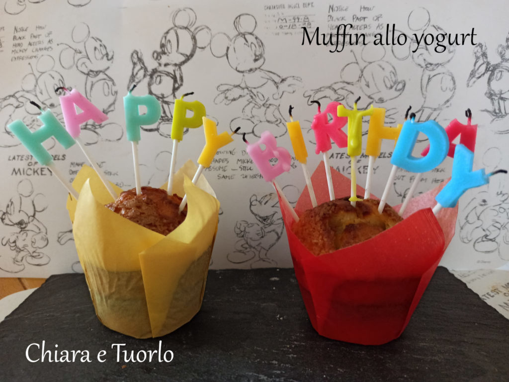Due muffins allo yogurt con infilate le candeline Happy Birthday