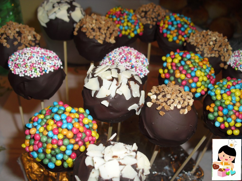 Cake Pops decorati con cioccolato e zuccherini