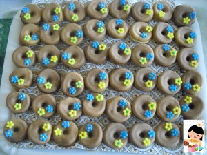 Donuts su un vassoio con decorazioni a fiorellini in pasta di zucchero