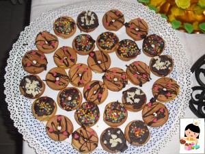 ancora mini donuts, con una decorazione al cioccolato