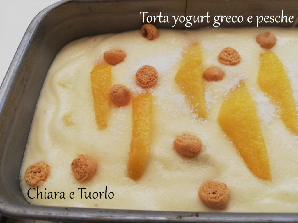 Particolare della superficie della Torta yogurt greco e pesche pronta per essere infornata