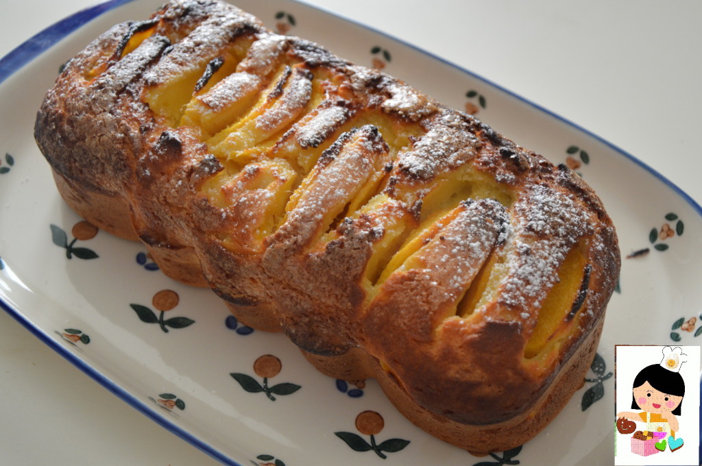 Torta con Yogurt Greco e Pesche cotta e appoggiata su un piatto da portata