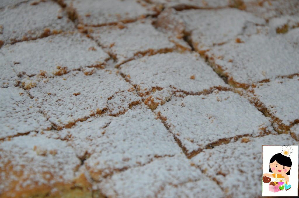 Crostata rettangolare a strati tagliata a fette