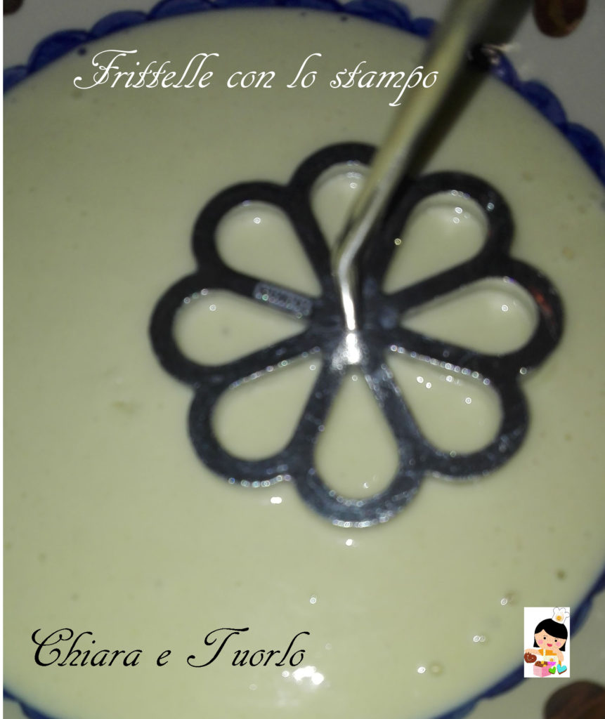 stampo da frittelle immerso nella pastella cruda