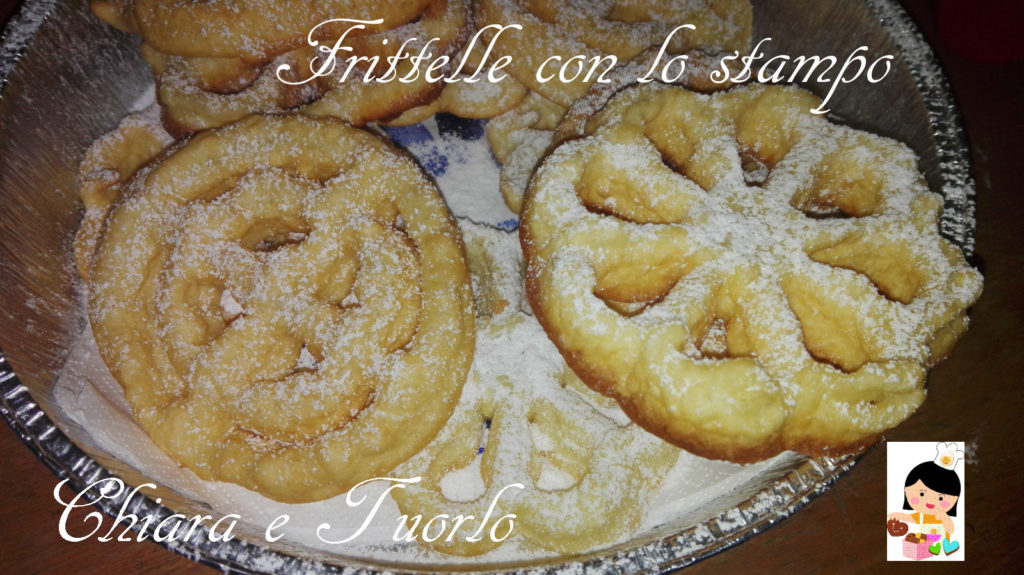 Frittelle con lo stampo cotte e spolverate di zucchero a velo