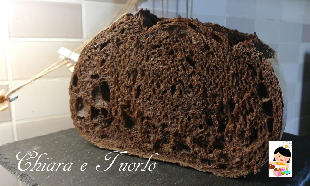 Pane al (troppo) cacao tagliato a metà