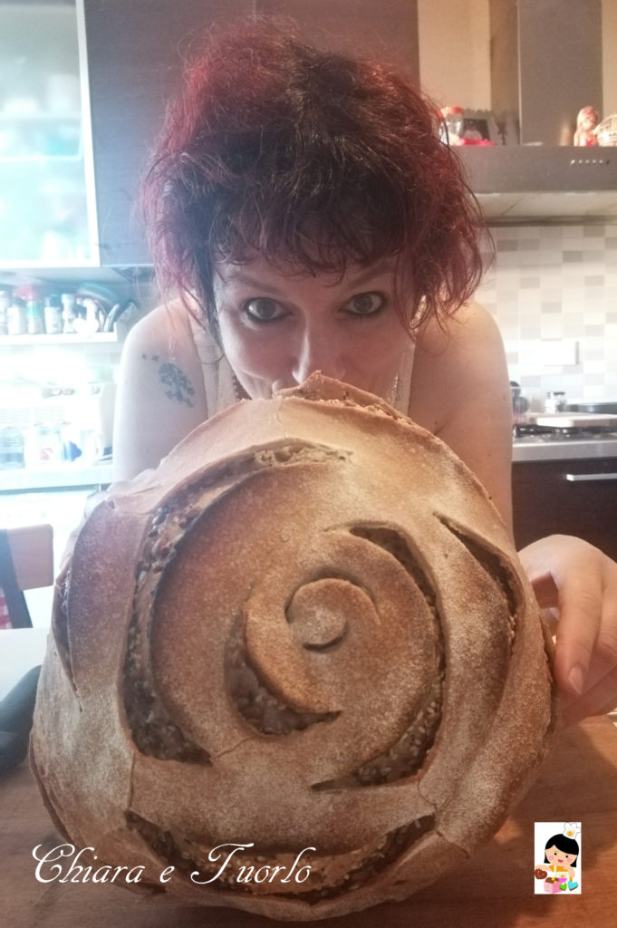 Chiara felice col pane