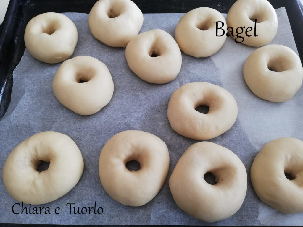 Bagel appena forati, ancora crudi