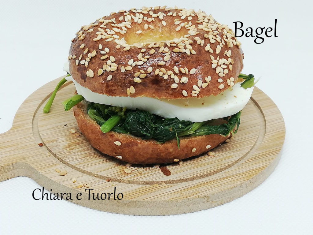 Bagel con semi di sesamo, farcito con cime di rapa e provola di bufala non affumicata