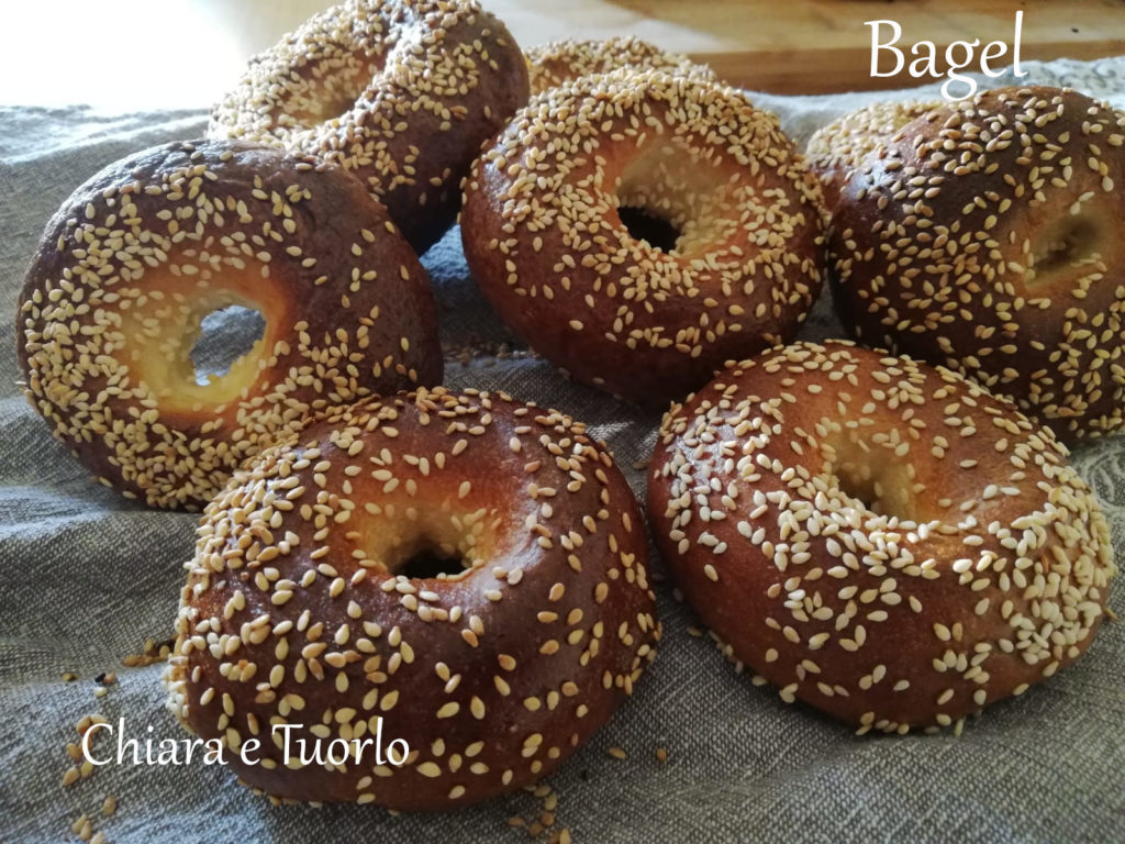 Tanti bagel con semi di sesamo, posati su un canovaccio