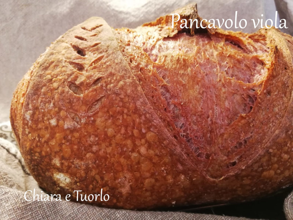 Particolare del Pancavolo viola appena sfornato inquadrato lateralmente