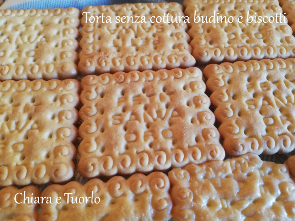 Torta senza cottura budino e biscotti in preparazione