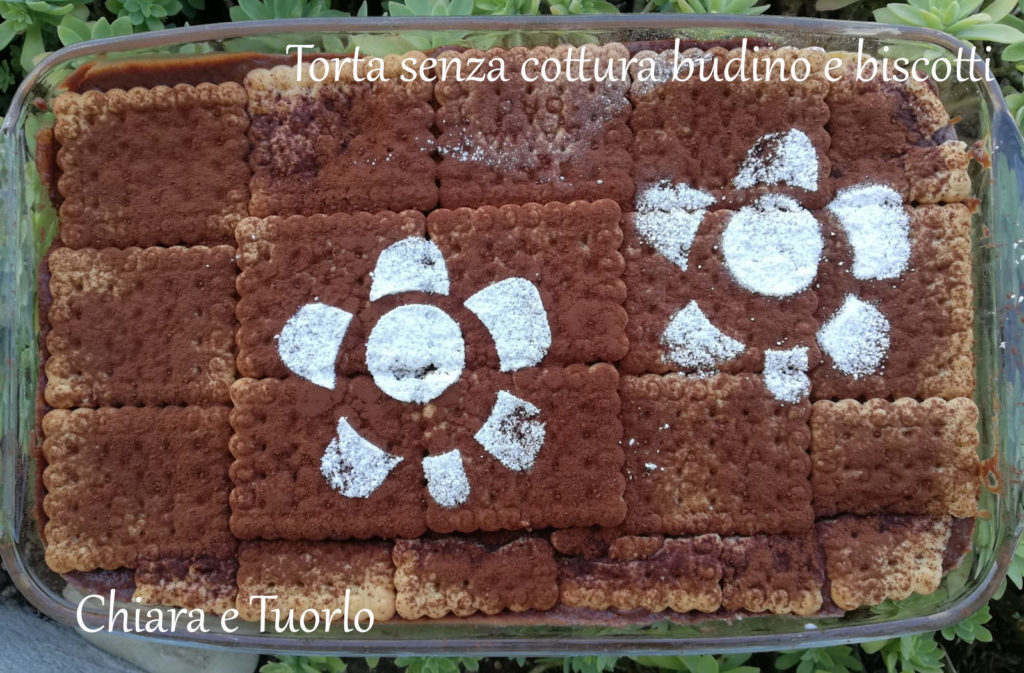 Torta senza cottura budino e biscotti completata e inquadrata da sopra