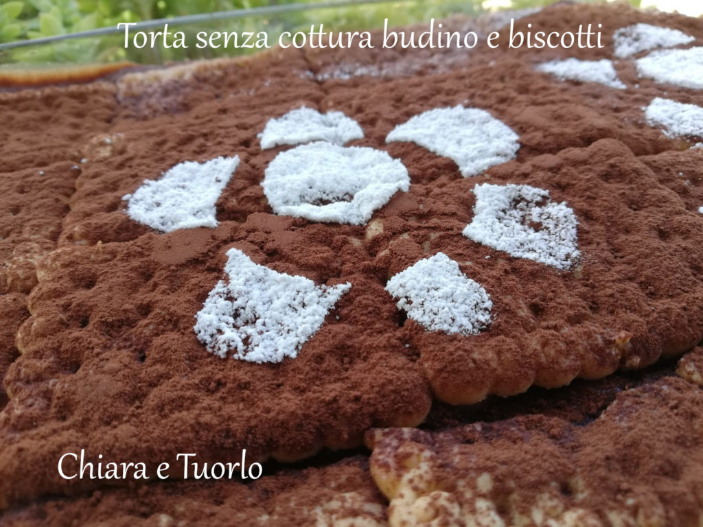 Torta senza cottura budino e biscotti inquadrata di sbieco