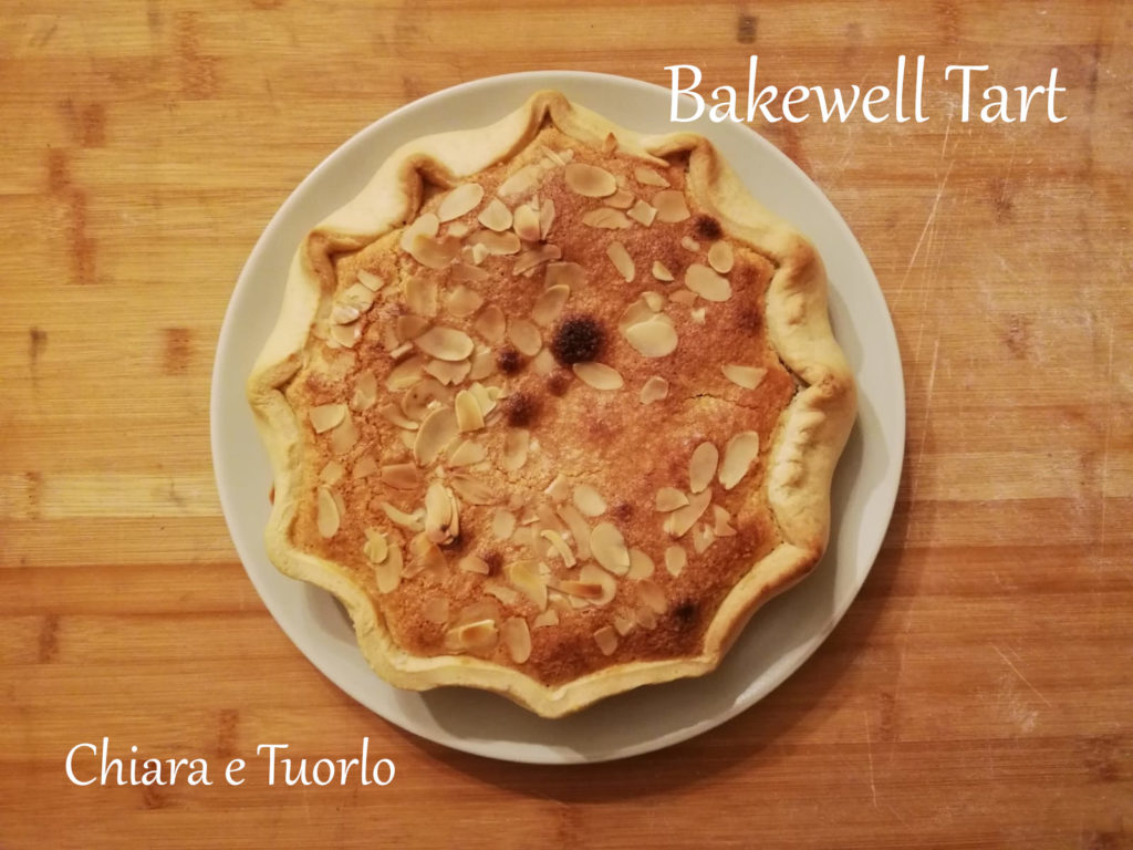 Bakewell Tart appena sfornata, inquadrata dall'alto