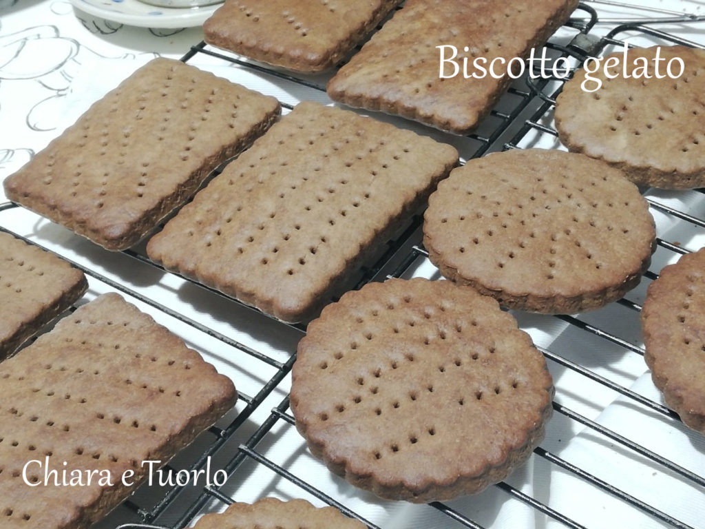 biscotti per il gelato cotti e sulla griglia a raffreddare