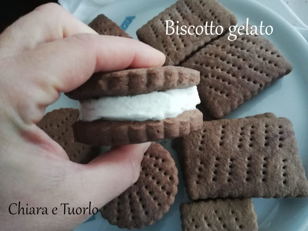 gelato biscotto tondo appena assemblato