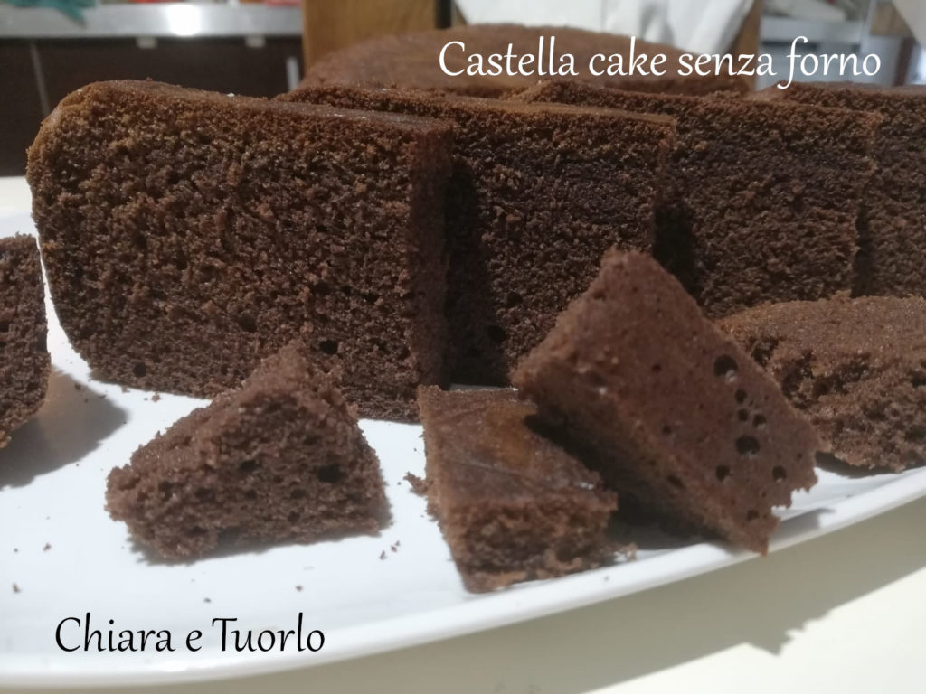 Castella cake senza forno tagliata a fette