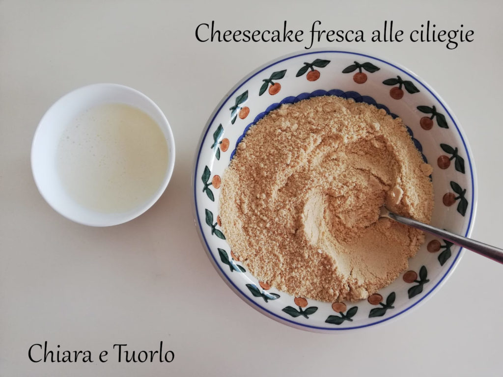 burro sciolto e biscotti macinati per la base della cheesecake