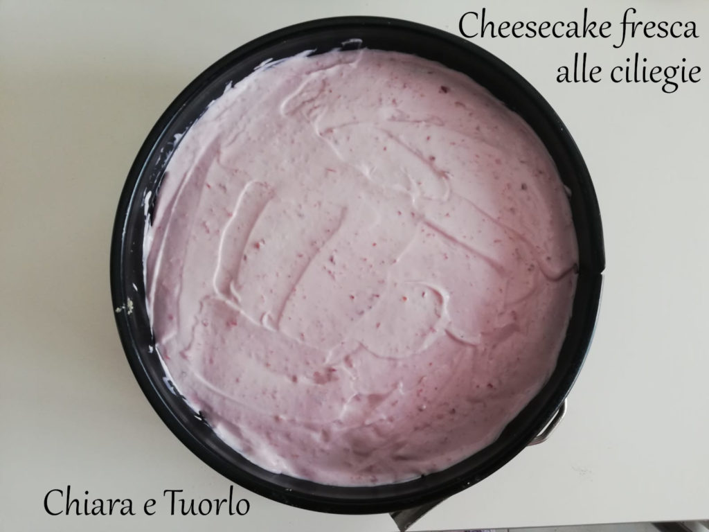 Cheesecake fresca alle ciliegie prima della glassa rossa, pronta per il frigo