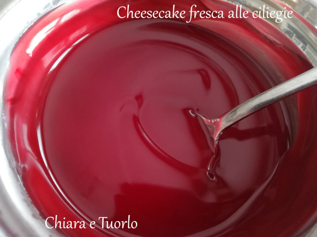 Glassa rossa pronta per la cheesecake