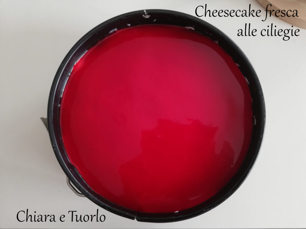 Cheesecake fresca alle ciliegie pronta, inquadrata dall'alto