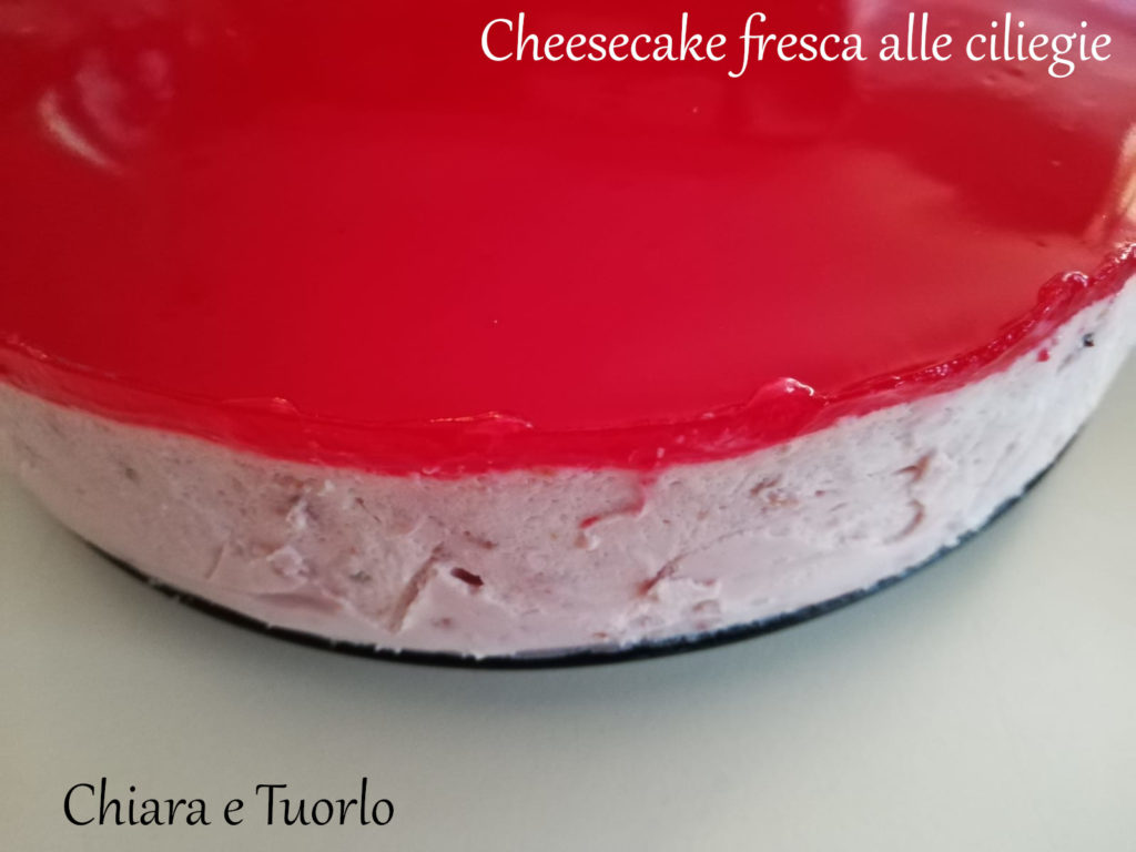 Cheesecake fresca alle ciliegie pronta, inquadrata dal fianco