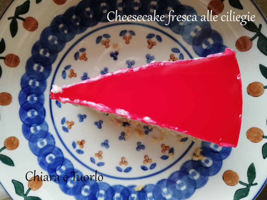 Fetta di Cheesecake fresca alle ciliegie, inquadrata da sopra