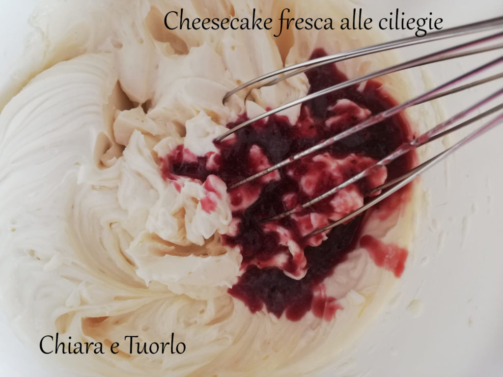 Purea di ciliegie nella crema di formaggio