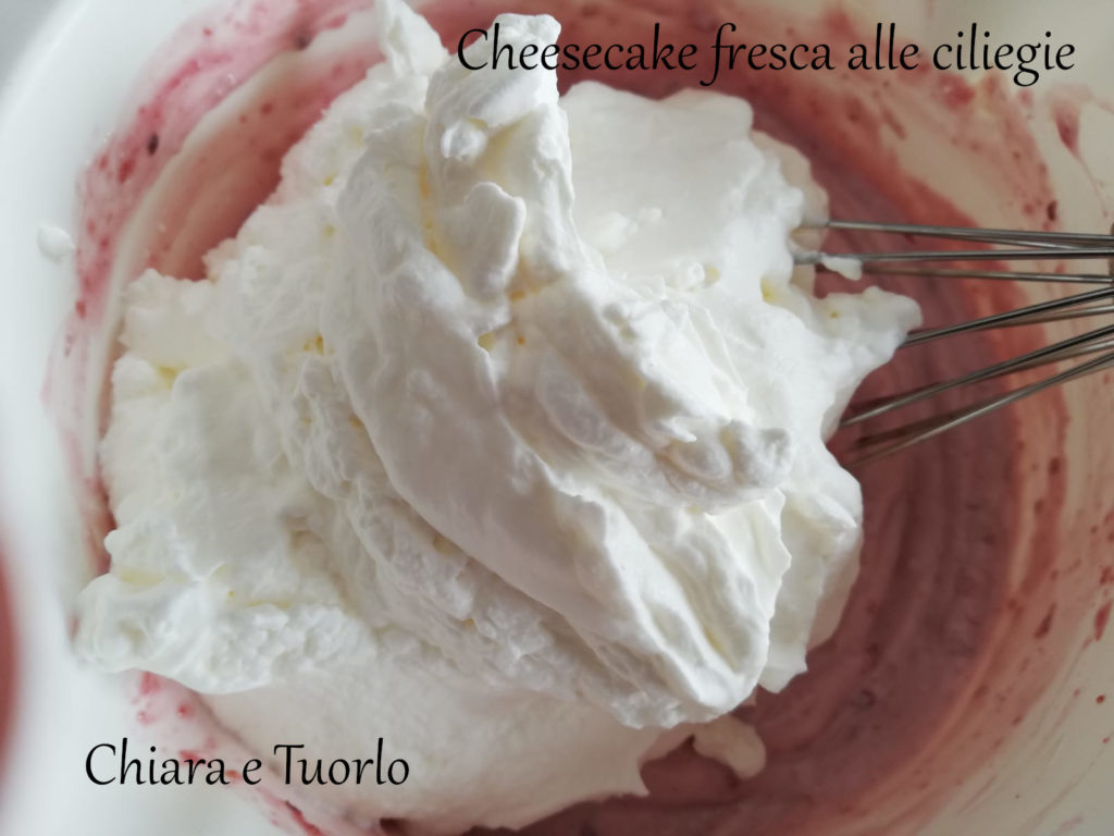 Panna montata nel composto per la cheesecake