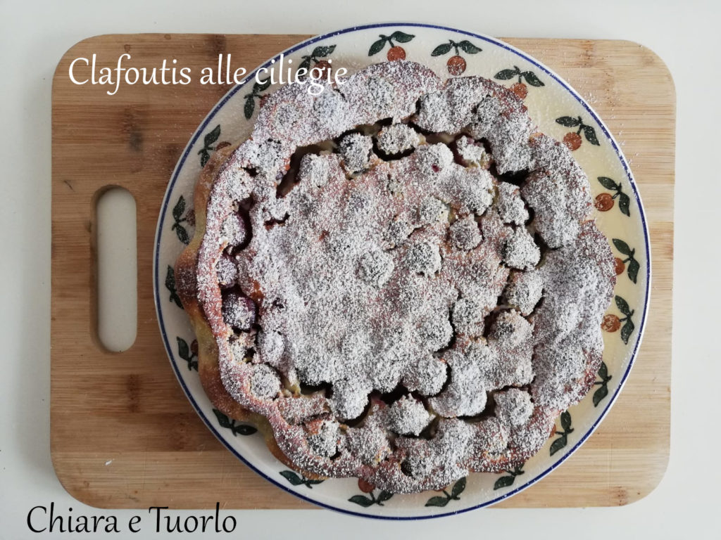 Clafoutis cotta e spolverata di zucchero a velo inquadrata dall'alto