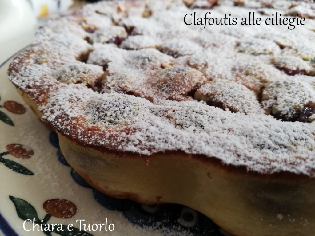 Clafoutis cotta e spolverata di zucchero a velo inquadrata dal fianco