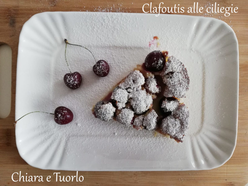 fetta di Clafoutis cotta e spolverata di zucchero a velo inquadrata da sopra