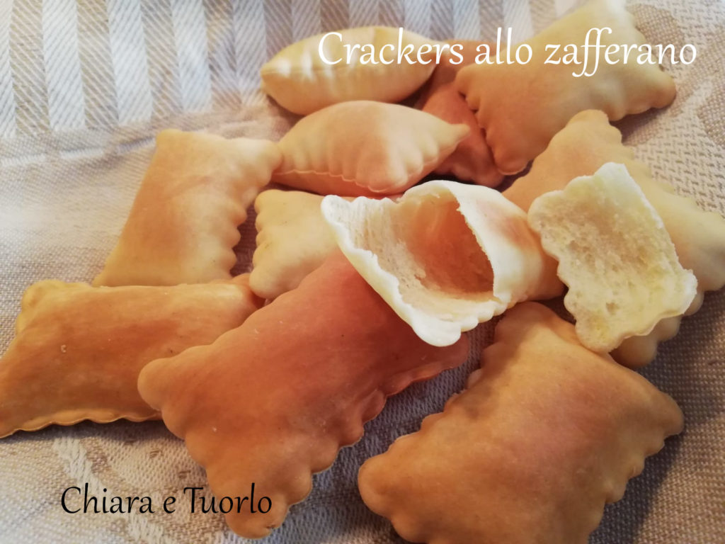 Crackers sfogliati allo zafferano, di cui uno rotto