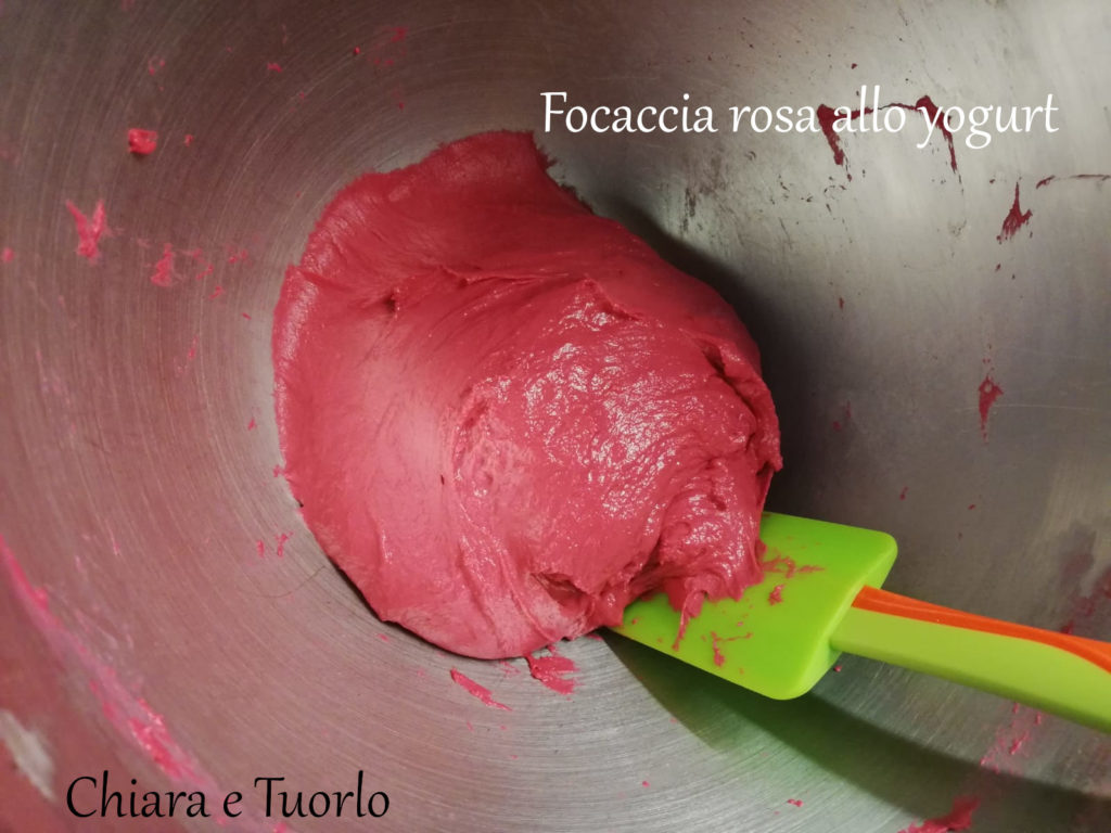 Impasto della focaccia sul fondo del boccale del Kenwood