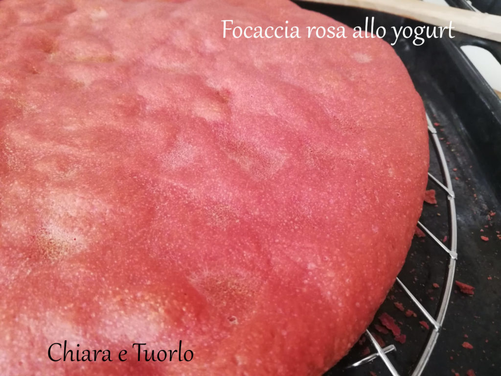 Focaccia rosa allo yogurt cotta