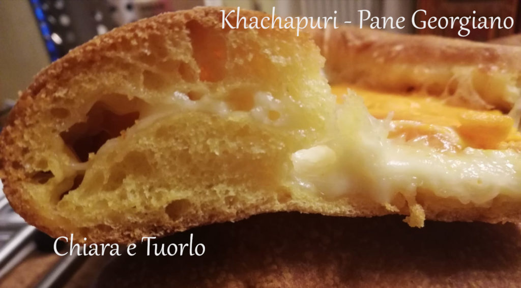 Sezione del Khachapuri - pane georgiano, con particolare del cornicione ripieno di formaggio