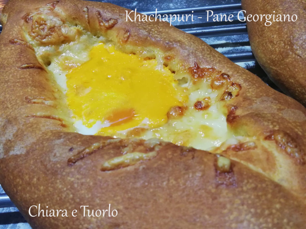 Particolare del Khachapuri - pane georgiano cotto con l'uovo e il formaggio fuso