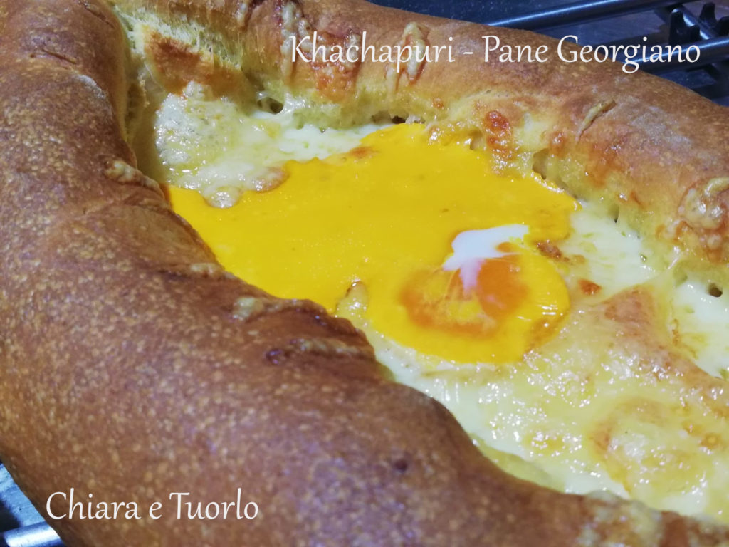Particolare del Khachapuri - pane georgiano cotto con l'uovo