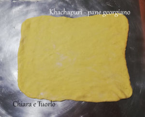 Impasto per il Khachapuri - pane georgiano steso sul piano di lavoro