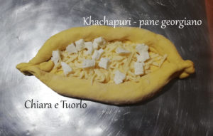 Impasto per il Khachapuri - pane georgiano steso sul piano di lavoro e richiuso con la classica forma, ripieno di formaggio