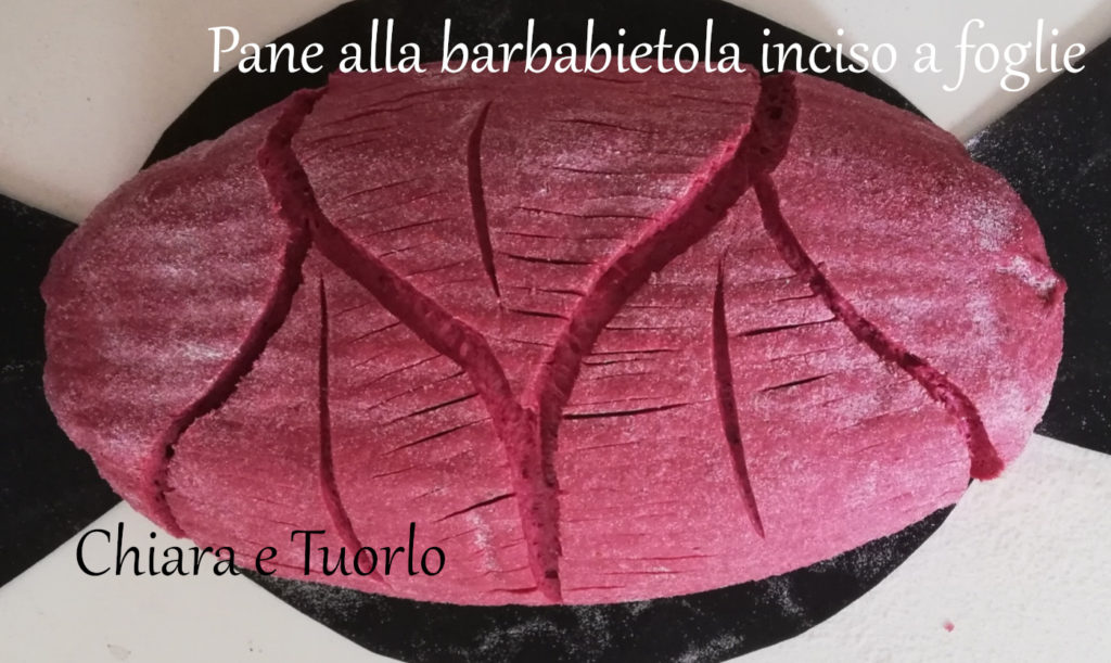 Pane alla barbabietola inciso a foglie pronto per la cottura
