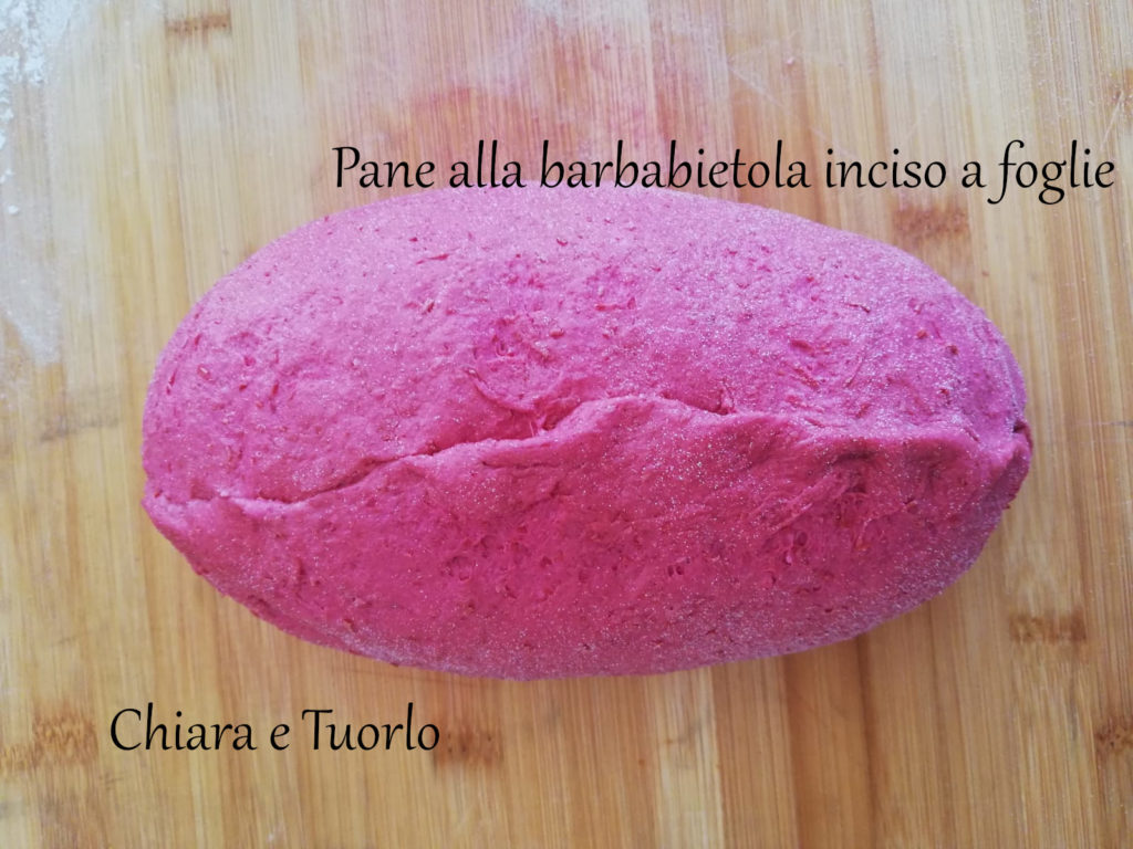 Pane alla barbabietola pronto per il cestino di lievitazione