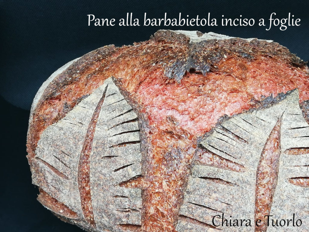 Pane alla barbabietola inciso a foglie inquadrato di lato